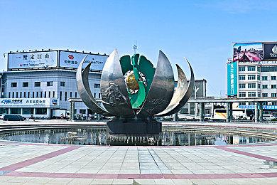 PLAYISM偶像游戏街头广告引热议 故意撕毁寓意表里差异